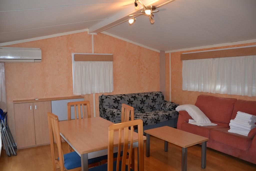 Burgo Camping Fuentes Blancas מראה חיצוני תמונה