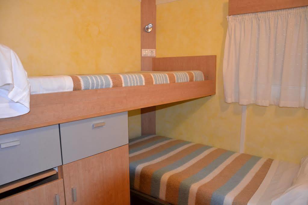Burgo Camping Fuentes Blancas מראה חיצוני תמונה